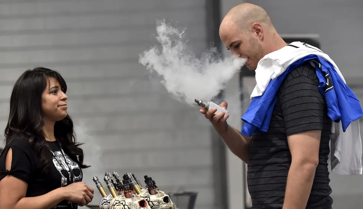 Pengguna Vape saat mencoba salah satu varian rasa di Vape Summit 3 di Las Vegas , Nevada 2 Mei 2015. Vape biasa disebut juga dengan rokok elektrik. (REUTERS / David Becker)