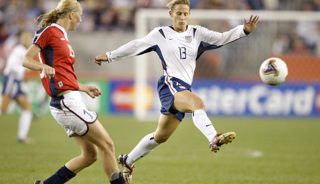 Kristine Lilly melakukan debut untuk Timnas AS sejak masih SMA dan mencetak rekor bermain sebanyak 352 kali. Lilly telah mempersembahkan dua gelar juara dari lima kali keikutsertaannya di Piala Dunia Wanita. (AFP/Getty Images/Doug Pensinger)