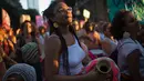Sejumlah wanita menggelar protes pelarangan aborsi di Rio de Janeiro, Brasil (13/11). Para demonstran ini meminta aborsi dilegalkan dalam kasus pemerkosaan dan kehamilan yang mengancam kehidupan. (AFP Photo/Mauro Pimentel)