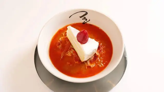 Miso ramen dengan sepotong strawberry shortcake (Franken Restaurant/Instagram)