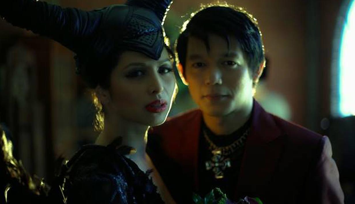 Akting Angelina Jolie di Film Maleficent membuat pengantin ini kepincut untuk menjadikan Maleficent  sebagai busana pengantinnya. (Cosmopolitan.com)