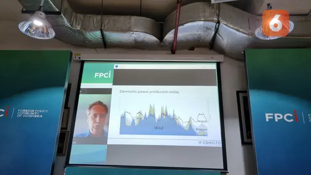 Torsten Hasforth Senior Economist Analysis lembaga think tank independen Denmark CONCITO dalam acara workshop bertajuk Transition Energy kerja sama dengan FPCI dan Kedutaan Denmar di Indonesia. (Liputan6.com/Tanti Yulianingsih)