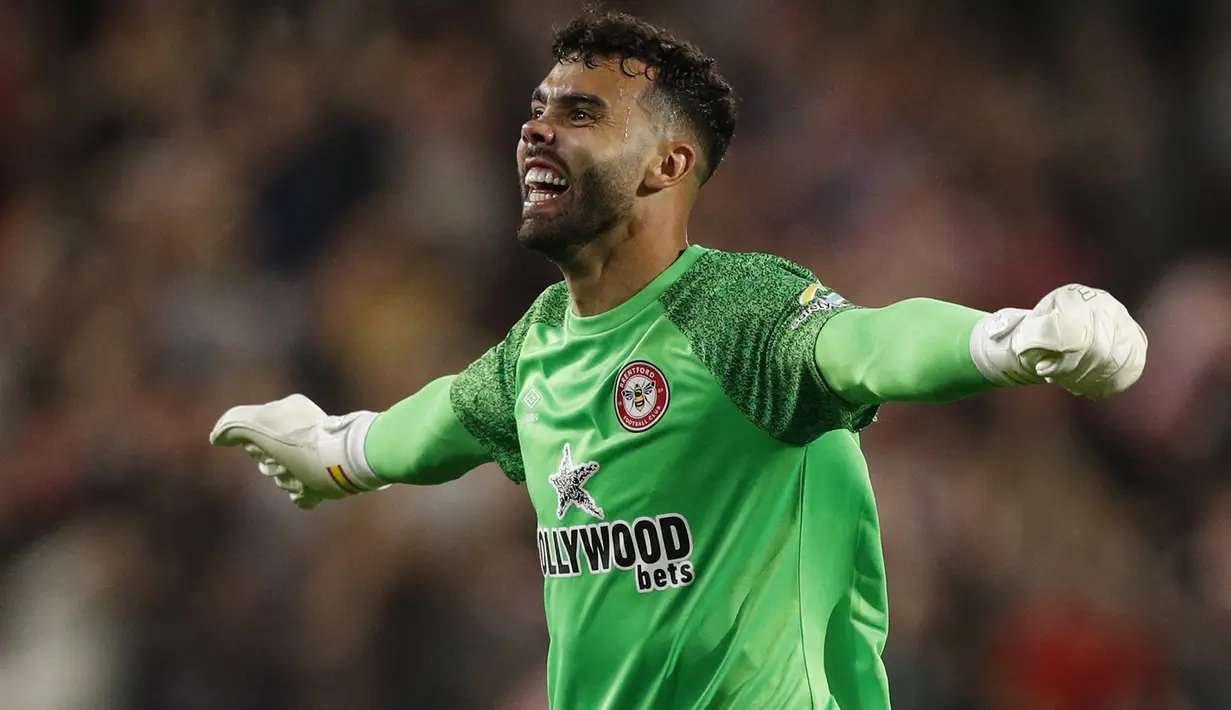Selebrasi kiper Brentford, David Raya setelah timnya mencetak gol ke gawang Arsenal pada laga Liga Inggris 2021/2022 di Emirates Stadium, London (13/8/2021). David Raya yang didatangkan Brentford pada awal musim 2019/2020 dari Blackburn Rovers ini kini memiliki nilai pasar 25 juta euro atau setara Rp408 miliar. (AFP/Adrian Dennis)