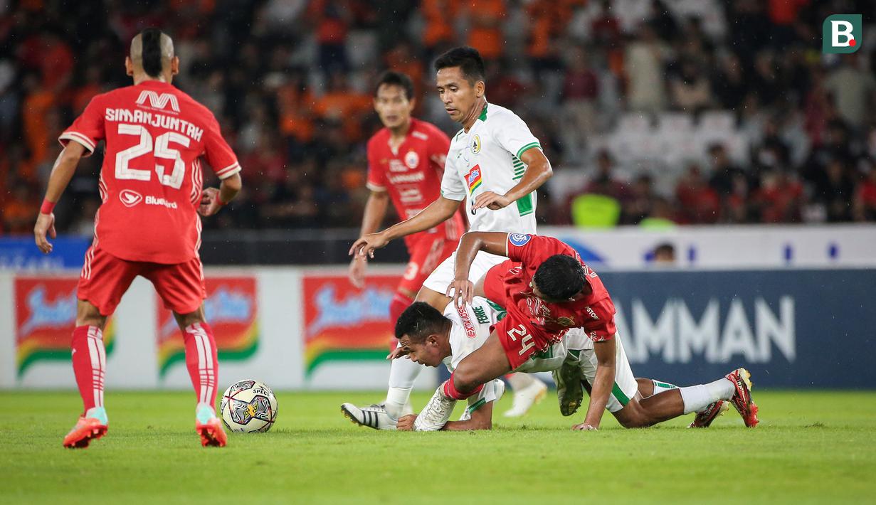 <p>Pemain Persija Jakarta, Resky Fandi Witriawan (kanan) berebut bola dengan pemain PSS Sleman, Todd Rivaldo Albert Ferre pada laga&nbsp;terakhir BRI Liga 1 2022/2023 di Stadion Utama Gelora Bung Karno (SUGBK), Senayan, Jakarta, Sabtu (15/04/2023). (Bola.com/Bagaskara Lazuardi)</p>