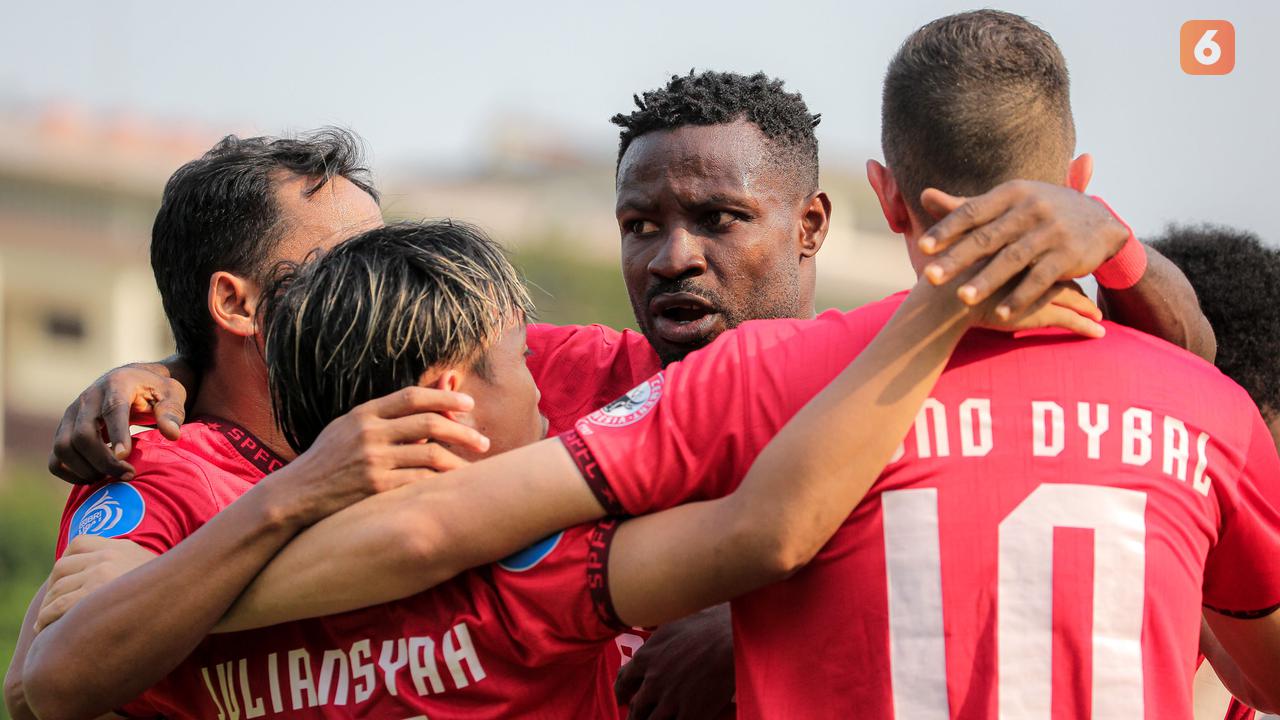 Foto: Gol Eksekusi Penalti Kenneth Ngwoke ke Gawang PSS Sleman Bawa Semen Padang Petik Kemenangan Perdana di BRI Liga 1 2024/2025