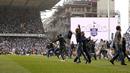 Suporter tumpah ruah di lapangan usai laga Tottenham melawan Manchester United di stadion White Hart Lane, (14/05/2017). Laga tersebut merupakan laga terakhir di White Hart Lane setelah 118 tahun menempati stadion tersebut. (AP/Frank Augstein)