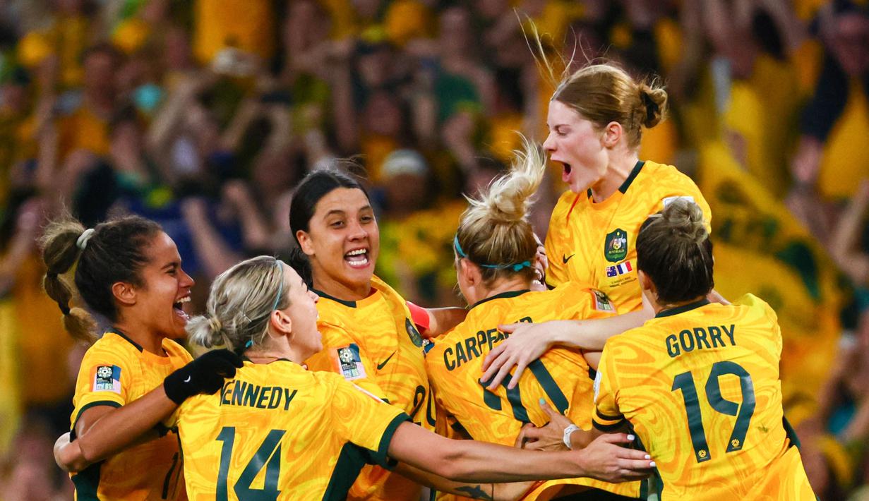 Sejumlah pemain Timnas Australia melakukan selebrasi setelah menang atas Prancis pada babak adu penalti saat perempat final Piala Dunia Wanita 2023 di Brisbane Stadium, Brisbane, 12 Agustus 2023. (AFP/Patrick Hamilton)