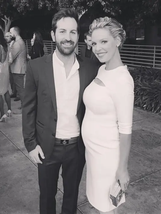 Kebahagiaan diungkapkan Heigl di laman blognya, ia menuliskan bahwa pada malam dipenuhi dengan cinta, tawa, canda, dan makanan lezat. (Instagram/katherineheigl)