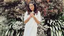 Melalui akun Instagram, Ochi Rosdiana cukup aktif mengunggah gaya OOTD di berbagai kesempatan. Outfit berwarna putih juga sering terlihat digunakan olehnya. (Liputan6.com/IG/@ochi24)