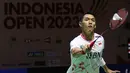 Pebulu tangkis tunggal putra Indonesia, Jonatan Christie berusaha mengembalikan shuttlecock dari serangan Anthony Ginting dalam pertandingan perempat final Indonesia Open 2023 di Istora Senayan, Jakarta, Rabu (14/6/2023). (Bola.com/Bagaskara Lazuardi)