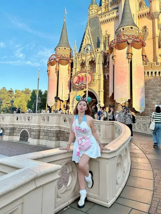 Femmy salah satu artis yang awet muda itu meceritakan saat ke luar negeri dengan dua anak perempuannya dianggap sebagai kakak dari dua anaknya. [Instagram/femmypermatasari]