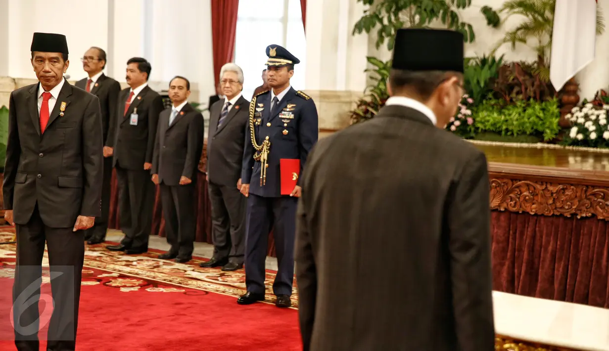 Presiden Jokowi (kiri) seusai melantik Dewan Pengawas dan Direksi Badan Penyelenggara Jaminan Sosial (BPJS) Ketenagakerjaan dan Kesehatan periode 2016-2021 di Istana Negara, Jakarta, Selasa (23/2). (Liputan6.com/Faizal Fanani)