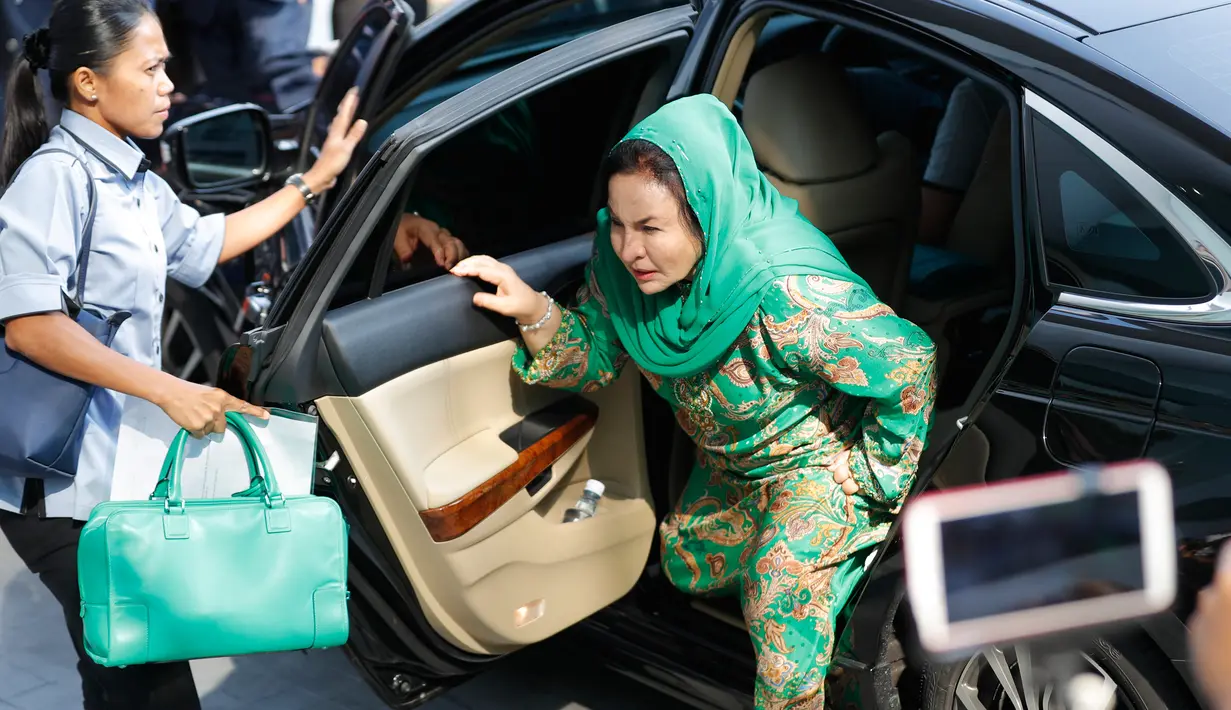 Rosmah Mansor, istri mantan PM Malaysia Najib Razak, turun dari mobil setibanya di kantor Komisi Antikorupsi Malaysia (MACC), Rabu (26/9). Rosmah yang didampingi pengacaranya tidak memberikan pernyataan apapun kepada wartawan. (AP/Vincent Thian)