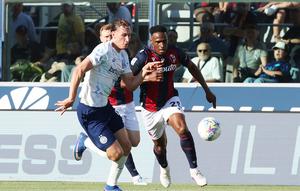 Francesco Pio Esposito dan Jhon Lucumi berebut bola dalam laga Liga Italia antara Bologna vs Inter Milan di Stadio Renato Dall'Ara, 23 Mei 2026. (Gianni Santandrea/LaPresse via AP)