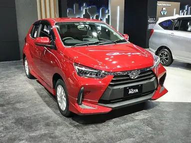 Toyota Agya: Mobil ini baru saja meluncur dan masih menjadi produk yang hangat. Mengusung mesin 1.200cc yang cukup bertenaga serta suspensi yang nyaman namun tetap stabil membuatnya mengasyikkan untuk dikendarai. Agya 2023 memiliki tiga varian yang ketiganya memiliki harga di bawah Rp200 juta, yaitu E MT seharga RpRp167,9 juta, G MT seharga Rp175,4 juta, dan G CVT seharga Rp191,4 juta.