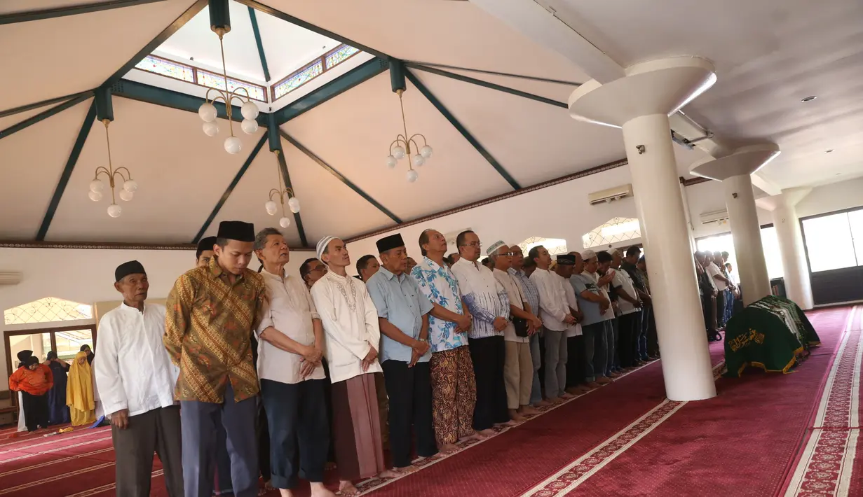 Kesedihan semakin terasa ketika Tasya tidak bisa menyaksikan jasad sang ayah untuk terakhir kali. Hal ini dikarenakan dirinya tengah berada di Amerika untuk menyelesaikan pendidikan S 2 nya. (Nurwahyunan/Bintang.com)