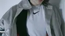 <p>Tampilan sporty ditunjukan Sivia saat hamil, dengan tshirt putih Nike dipadukan jaket dan turban hitam. (@siviazizah)</p>