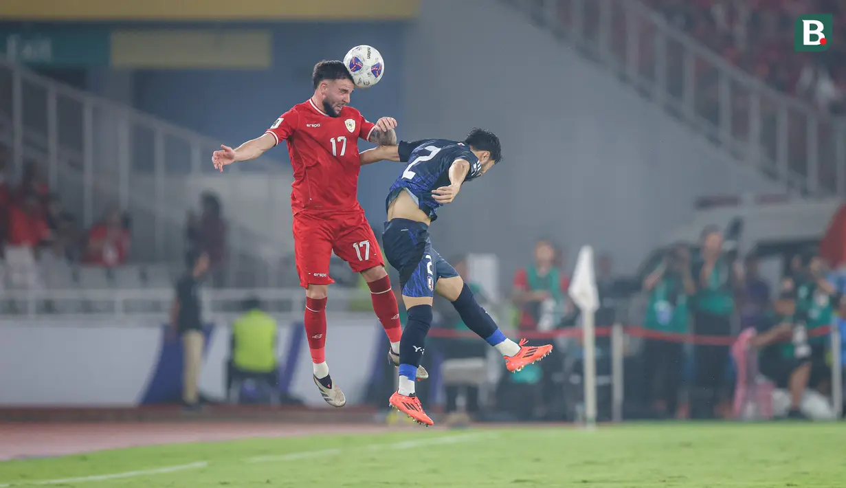<p>Pemain Timnas Indonesia, Calvin Verdonk berduel udara dengan pemain Jepang, Yukinari Sugawara pada laga lanjutan putaran ketiga Grup C Kualifikasi Piala Dunia 2026 di Stadion Utama Gelora Bung Karno (SUGBK), Senayan, Jakarta, Jumat (15/11/2024). (Bola.com/Bagaskara Lazuardi)</p>