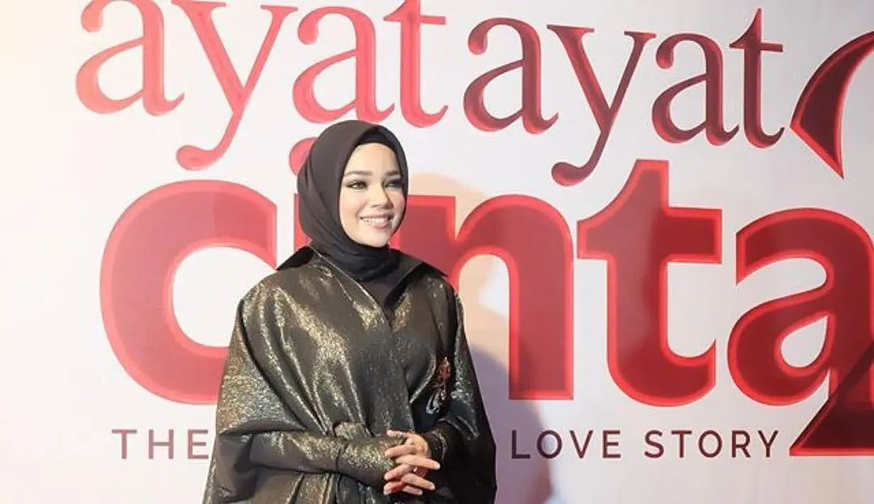 "Karena masing-masing punya ujian dan pengalaman yang berbeda. Nah setiap dengar cerita mereka, saya jadi bersyukur menghadapi proses hijrah saya," tutur Dewi Sandra. (Instagram/dewisandra)
