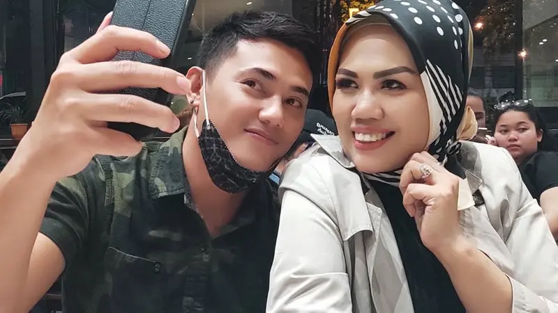 7 Potret Mesra Elly Sugigi dan Tony Radit, Teman Duet Lagu Baru