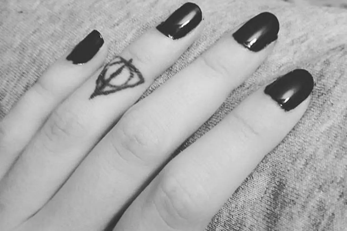 10 Tato Minimalis di Jari yang Bikin Kamu Tambah Manis