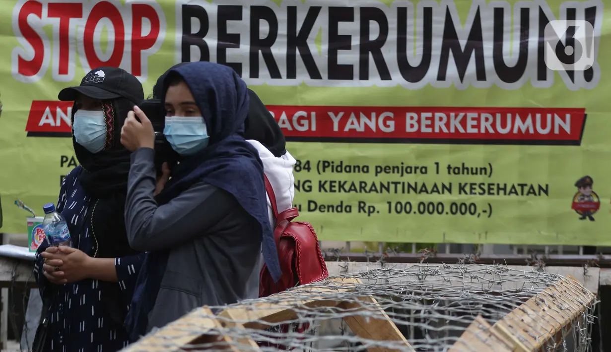 Pencari suaka asal Afghanistan melakukan aksi unjuk rasa di depan Kantor UNHCR, Jalan Kebon Sirih, Jakarta, Selasa (24/8/2021). Aksi ini akhirnya dibubarkan pihak kepolisian karena menimbulkan kerumunan dan kemacetan di sekitar lokasi. (Liputan6.com/Helmi Fithriansyah)
