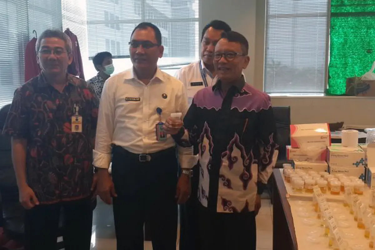 Pegawai Direktorat Jenderal Pajak Kementerian Keuangan melakukan tes urine. 