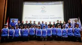 Sejumlah pemain Papua Football Academy (PFA) berfoto bersama dengan perwakilan Kemenpora dan PSSI saat acara pelepasan menuju Gothia Cup 2025 di Ruang Teater Kemenpora RI, Jakarta, Jumat (11/07/2025). (Bola.com/Bagaskara Lazuardi)