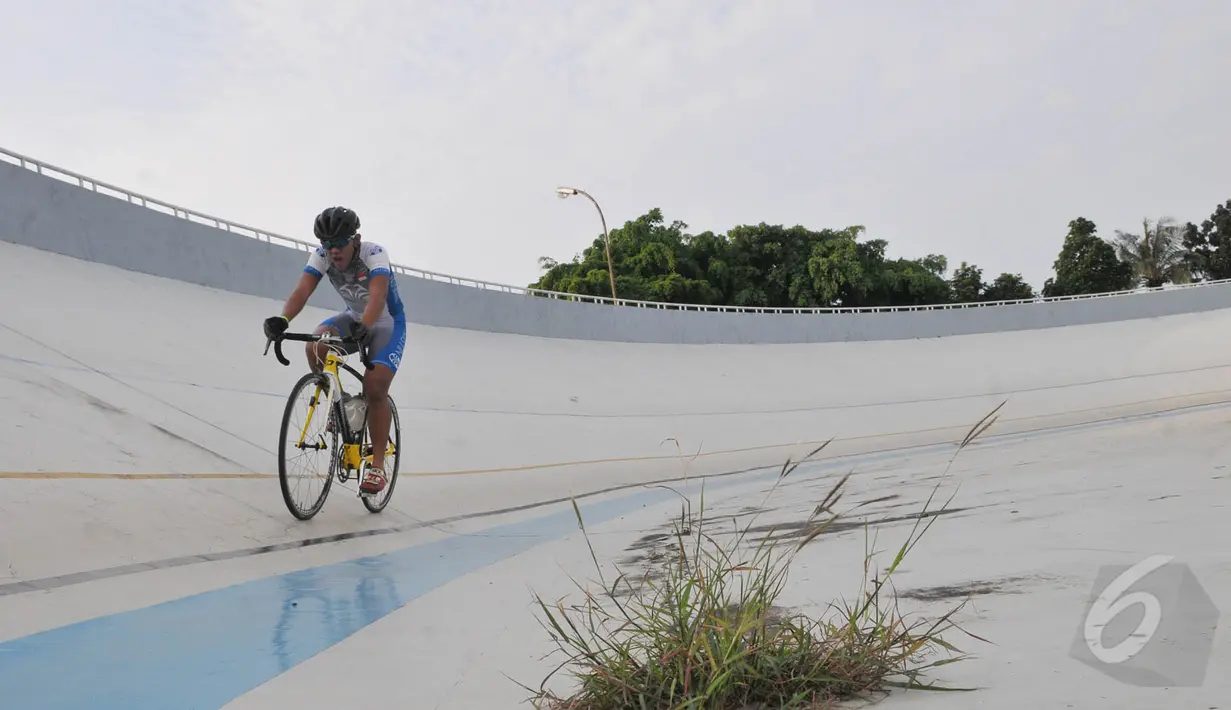 Seorang atlet sepeda sedang latihan di stadion balap sepeda Velodrome GOR Rawamangun, Jakarta, Jumat (15/5/2015). Rencananya Pemprov DKI Jakarta akan merehab Velodrome dengan anggaran mencapai Rp 400 Miliar. (Liputan6.com/Herman Zakharia)