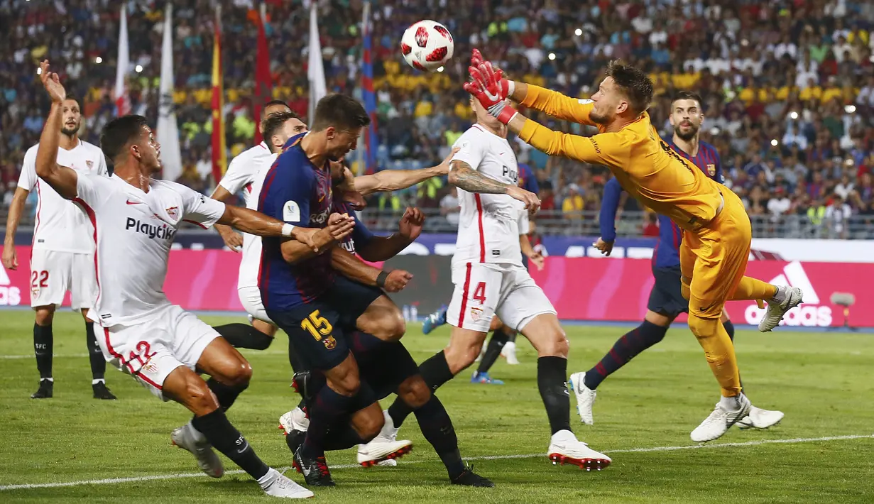 Kiper Sevilla, Tomas Vaclik, menghalau bola saat pertandingan melawan Barcelona pada laga Piala Super Spanyol di Stadion Ibn Batouta, Tangiers, Minggu (12/8/2018). Barcelona menang 2-1 atas Sevilla. (AP/Mosa'ab Elshamy)