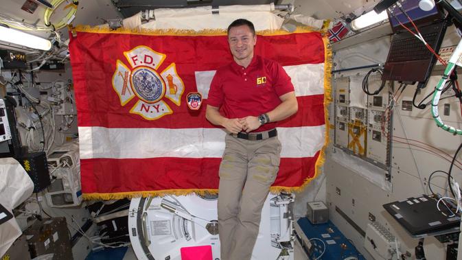 Bendera pemadam kebakaran New York dipasang di dalam laboratorium ISS yang mengorbit. (NASA)