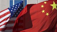 Bendera AS dan China berkibar berdampingan (AP/Andy Wong)