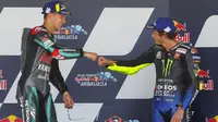 Fabio Quartararo dan Valentino Rossi merayakan kemenangan di atas podium usai menjuarai MotoGP Andalusia di Sirkuit Jerez, Minggu (26/7/2020). Fabio Quartararo berhasil finis pertama dengan catatan waktu 41 menit 22,666 detik. (AP Photo/David Clares)