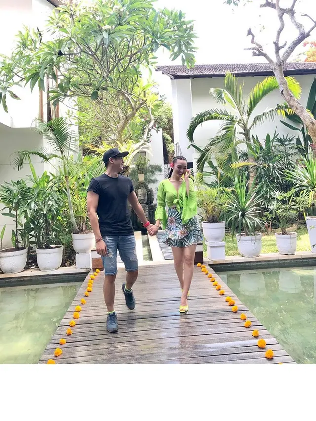 6 Pesona Zaskia Gotik saat Liburan di Bali, Penampilannya Jadi Sorotan