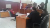 Kadispora Garut Kuswendi nampak menjadi terdakwa kasus pembangunan Bumi Perkemahan di Garut (Liputan6.com/Jayadi Supriadin)