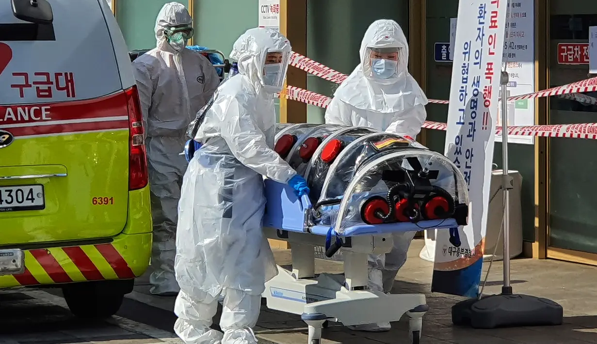 Petugas medis memindahkan seorang pasien yang diduga terinfeksi virus corona atau COVID-19 ke rumah sakit di Daegu, Korea Selatan, Rabu (19/2/2020). Daegu adalah kota terbesar keempat di Korea Selatan berpopulasi 2,5 juta jiwa. (Kim Jong-un/Yonhap via AP)