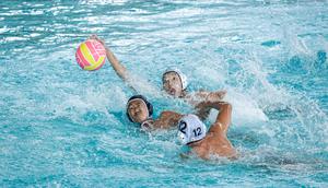 Pemain tim Pari Sakti dan Tirta Kencana 78 berebut bola pada kompetisi polo air Indonesia Open Aquatic Championships 2025 di Stadion Akuatik Gelora Bung Karno, Senayan, Jakarta, Rabu (12/11/2025). (Bola.com/Bagaskara Lazuardi)