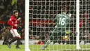 Kiper Hull City, Eldin Jakupovic mengamankan gawangnya dari sepakan  Juan Mata pada lanjutan Premier League pekan ke-23 di Old Trafford, Manchester, selasa (01/02/2017). MU bermain imbang 0-0. (AP/Dave Thompson)