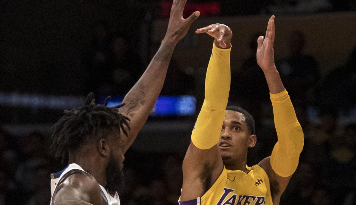Pebasket Los Angeles Lakers, Jordan Clarkson, melakukan shoot saat melawan Detroit Pistons pada laga NBA di Staples Center, California, Selasa (31/10/2017). Lakers menang 113-93 atas Pistons. (AP/Kyusung Gong)