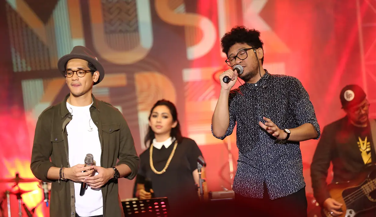 "Ternyata banyak yang ikutan dan suaranya bagus-bagus. Mereka bisa nyanyi loh. Saya pilih dia karena suaranya berkarakter," tutur Afgan di atas panggung Rolling Stone Cafe. (Andy Masela/Bintang.com)