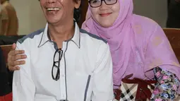 Mandra Naih (kiri) saat ditemani istri Mila Sari Juwita sebelum menjalani sidang lanjutan di Pengadilan Tipikor, Jakarta, Senin (31/8/2015). Sidang ini beragendakan pembacaan eksepsi atau nota keberatan dari terdakwa. (Liputan6.com/Herman Zakharia)