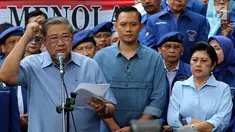 Ketua Umum Partai Demokrat Susilo Bambang Yudhoyono (SBY) memberikan keterangan pers di DPP Partai Demokrat, Jakarta, Selasa (6/2). SBY didampingi jajaran pengurus Partai Demokrat. (Liputan6.com/JohanTallo)