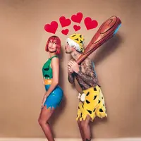 Gaya Totalitas Hailey Bieber Cosplay saat Halloween. [@haileybieber]