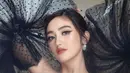 Riasan wajah glamor Ranty Maria sukses menampilkan dirinya secara luar biasa. Photoshoot ini menampilkan potret Ranty Maria dalam balutan outfit hitam dan riasan wajah super cantik, winged eye-liner, dan lipstik berwarna kemerahan. Foto: Instagram.