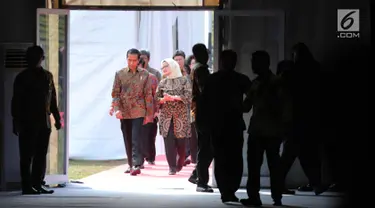 Presiden Joko Widodo didampingi Kepala Badan Pengawas Obat dan Makanan (BPOM), Penny K Lukito, menghadiri acara Pencanangan Aksi Nasional Pemberantasan Obat Ilegal dan Penyalahgunaan Obat di Cibubur, Jakarta, Selasa (3/10). (Liputan6.com/Faizal Fanani)