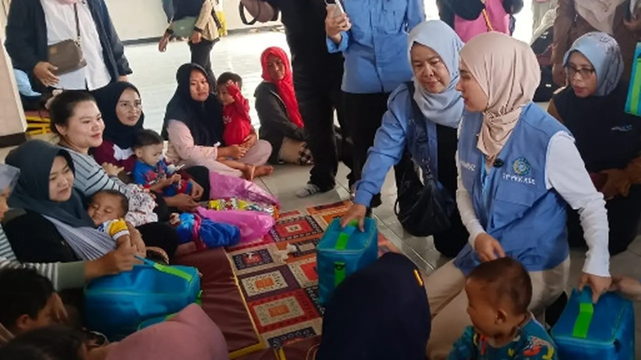 Dukungan Psychological First Aid (PFA) atau dukungan psikologis awal terus dilakukan karena sebagian korban longsor Cisarua  merasakan kebingungan atas hilangnya kerabat, tempat tinggal, harta benda dan mata pencaharian. (Dok Pemerintah KBB)