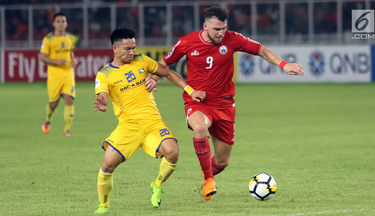 Penyerang Persija, Marko Simic berebut bola dengan pemain Song Lam Nghe An pada laga grup H Piala AFC di Stadion GBK Jakarta, Rabu (14/3). Persija unggul 1-0 atas Song Lam Nghe An. (Liputan6.com/Helmi Fithriansyah)