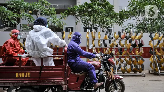 Kisah Tim Pencuci Sepatu Tenaga Medis Covid-19