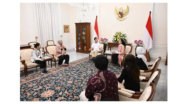 5 Potret Outfit Nadine Chandrawinata saat Bertemu Wapres, Anggun dengan Batik Modern