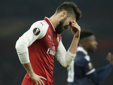 Striker Arsenal, Olivier Giroud, tampak kecewa usai ditahan imbang Crvena Zvezda pada laga Liga Europa di Stadion Emirates, London, Kamis (2/11/2017). Kedua klub bermain imbang 0-0. (AP/Tim Ireland)